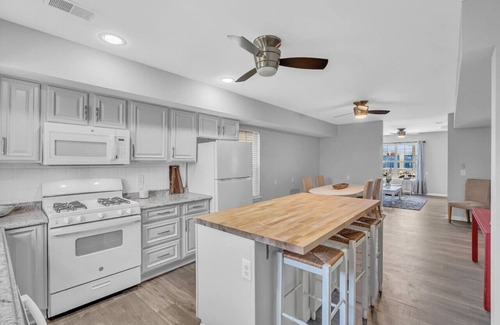 Keansburg House | Waterpark Beach House with Water and City view