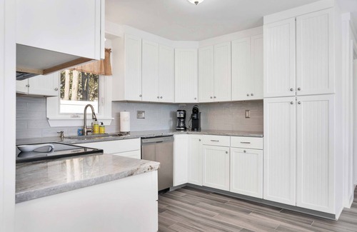 Niantic House | Water’s Edge Oak Grove Retreat with Water Views
