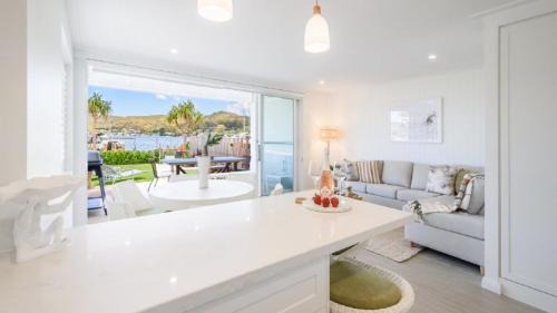 Glenorie House | Watersea By The Bay Unit 2, waterfront, walk to shop&restaurants