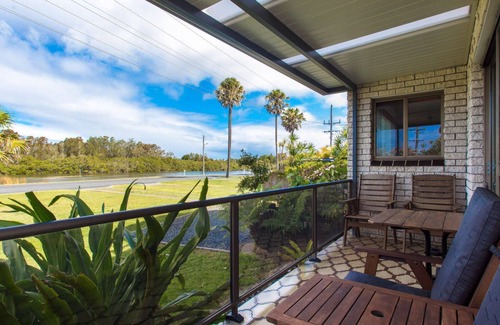 Tuncurry House | Waterside at Point Road three bedroom family home with Wi-Fi just across from the lake