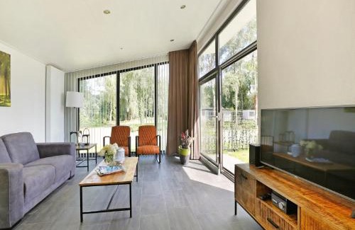 Lochem Ski Chalet | Waterside Bliss in Lochem