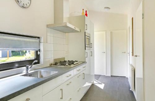 Lochem Ski Chalet | Waterside Bliss in Lochem