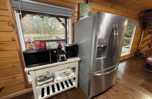 Cisco Cabin | Waterside Cabin GREAT Fishing, 4 beds, 2 Kayaks Gated WI-FI parking Washer Dryer