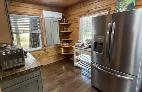 Cisco Cabin | Waterside Cabin GREAT Fishing, 4 beds, 2 Kayaks Gated WI-FI parking Washer Dryer