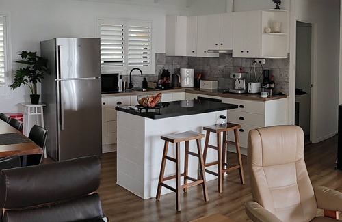 Brisbane Waterfront House | Waterside Caribbean vibe 3 brm Macleay Island bungalow on beautiful Moreton Bay