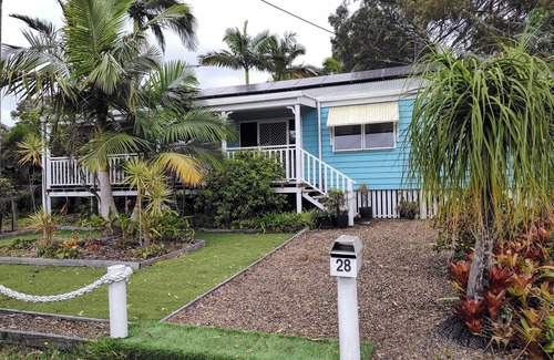 Brisbane Waterfront House | Waterside Caribbean vibe 3 brm Macleay Island bungalow on beautiful Moreton Bay