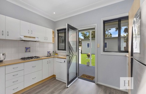 Mannering Park House | Waterside Cottage - 5 Bedroom Waterfront