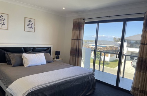 Newport House | WATERSIDE HOLIDAY HOME