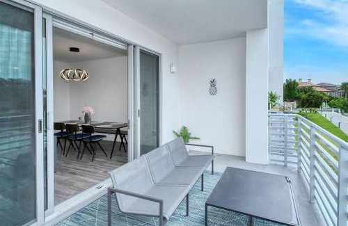 Central Sarasota Apartment | Waterside Retreat: Modern 2BR, Mins to Beach & Apt