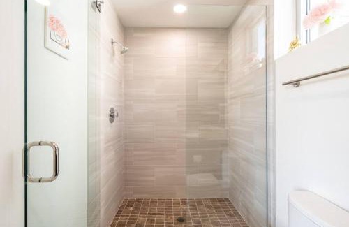 Central Sarasota Apartment | Waterside Retreat: Modern 2BR, Mins to Beach & Apt