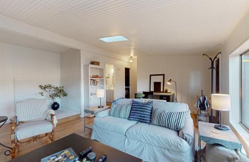 Shelton House | WatersView Tree House