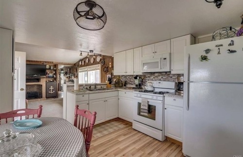 Cape Vincent Cottage | Waterview Charming 3 Bedroom Cottage in cool Cape Vincent. Huge yard.