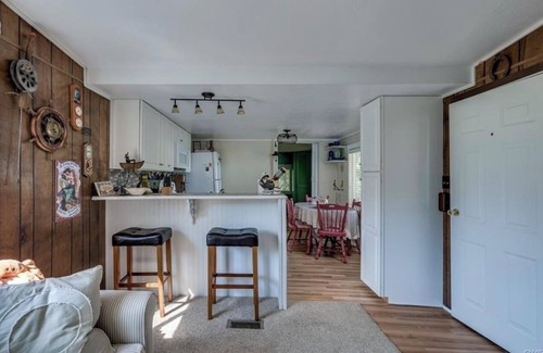 Cape Vincent Cottage | Waterview Charming 3 Bedroom Cottage in cool Cape Vincent. Huge yard.