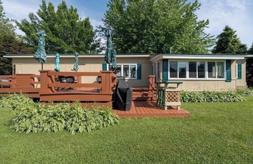 Cape Vincent Cottage | Waterview Charming 3 Bedroom Cottage in cool Cape Vincent. Huge yard.