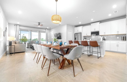 Lutz House | Waterview Luxury Retreat for 12!