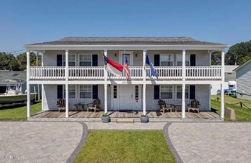 Swansboro Apartment | Waterview Swansboro Pelican #1. One block from everything! Cozy 1 Bdrm/1Bth.