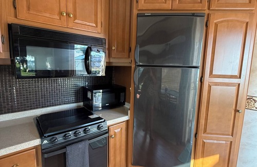 Victoria Harbour House | Waterview Trailer on Georgian Bay w/kayaks and paddleboard and sandy beach