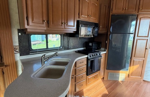 Victoria Harbour House | Waterview Trailer on Georgian Bay w/kayaks and paddleboard and sandy beach