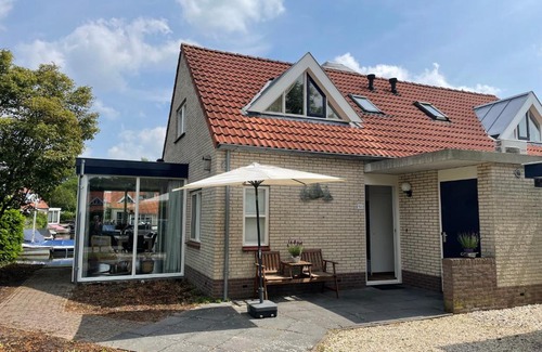 Langweer House | Watervilla de Rietzanger by Droomvilla