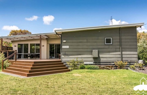 Sandy Point House | Wattlebird is positioned perfectly for your next relaxing holiday.