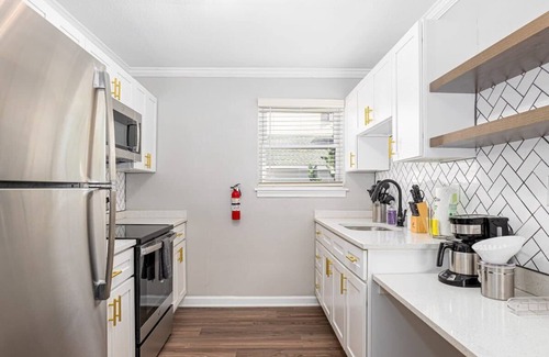 Bayview Apartment | Wave Suite /Right on the Beach!