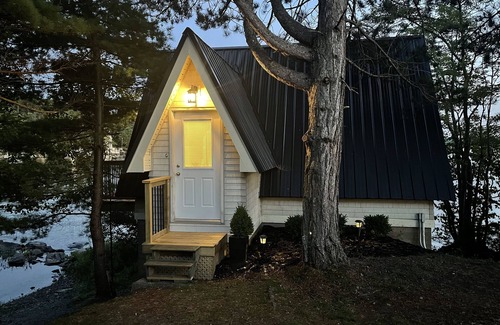 Waverley Cottage | Waverley Guest House - a few feet from the lake!