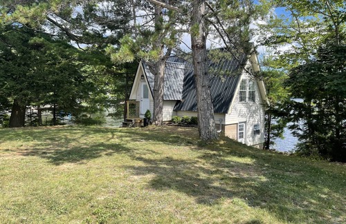 Waverley Cottage | Waverley Guest House - a few feet from the lake!