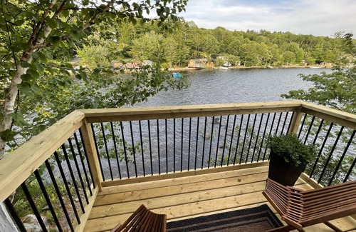 Waverley Cottage | Waverley Guest House - a few feet from the lake!