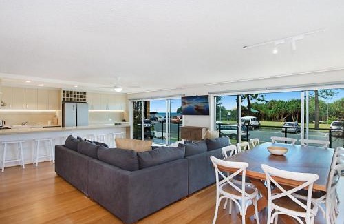Bilinga Apartment | Waves at North Kirra