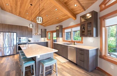 Tofino House | Waves End-Directly on Chesterman, Hot Tub, OD shower