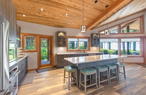 Tofino House | Waves End-Directly on Chesterman, Hot Tub, OD shower