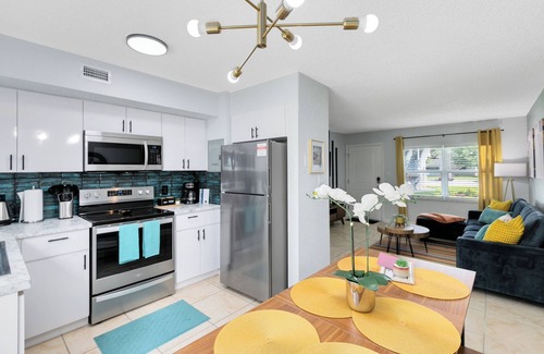 Indian Harbour Beach Apartment | Waves & Wonders~ Walk to the beach, Pool, BBQ, Gym