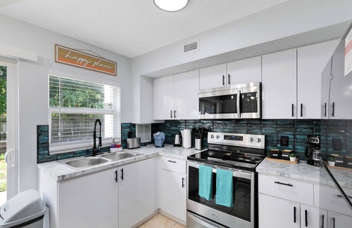 Indian Harbour Beach Apartment | Waves & Wonders~ Walk to the beach, Pool, BBQ, Gym