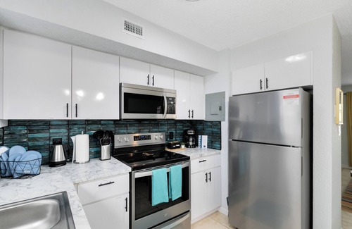 Indian Harbour Beach Apartment | Waves & Wonders~ Walk to the beach, Pool, BBQ, Gym