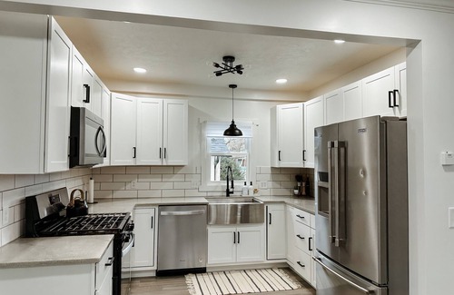 Syracuse House | Wawasee Lake Channel Cottage Newly Renovated