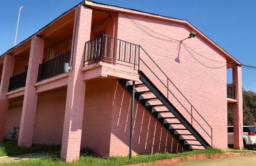 Cedar Crest Hotel | Way Side Inn by Hotel O Dallas near Fair Park Downtown
