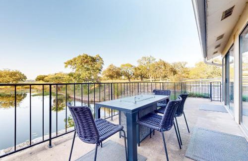 Horseshoe Bay Apartment | Way to the Bay