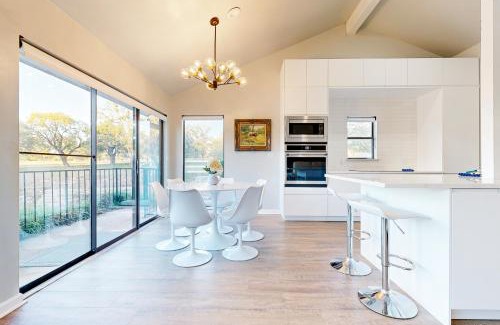 Horseshoe Bay Apartment | Way to the Bay
