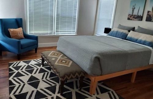 Waco House | WAyCOol House- 3 miles to Magnolia Silos and Baylor. 1 mile to Extraco Center!