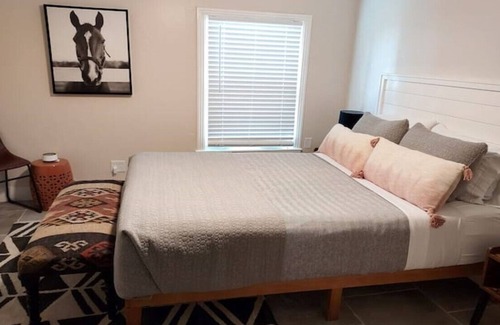 Waco House | WAyCOol House- 3 miles to Magnolia Silos and Baylor. 1 mile to Extraco Center!