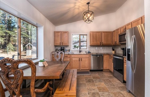 Divide Cabin | Wayward Lodge-2 brm,1bth HOT TUB, modern cabin w/trees,dark skies,bright stars!