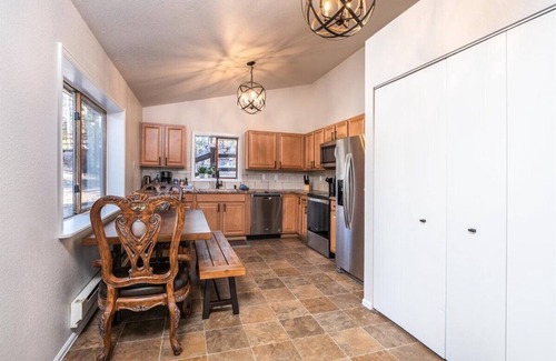Divide Cabin | Wayward Lodge-2 brm,1bth HOT TUB, modern cabin w/trees,dark skies,bright stars!