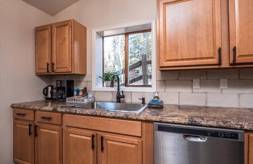 Divide Cabin | Wayward Lodge-2 brm,1bth HOT TUB, modern cabin w/trees,dark skies,bright stars!