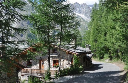 Courmayeur Apartment | We are 4810 Chalet aux pieds du Mont-Blanc Mansarda