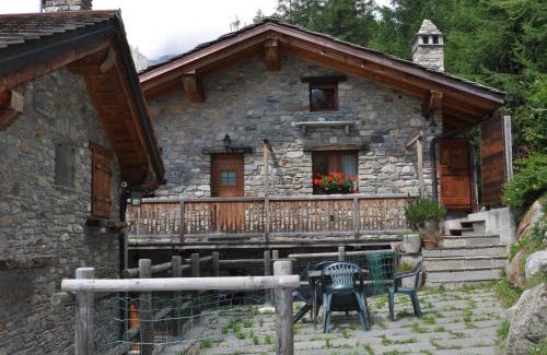 Courmayeur Apartment | We are 4810 Chalet aux pieds du Mont-Blanc Mansarda