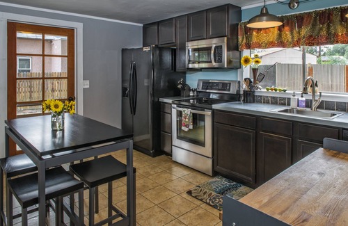 Salida House | We have A/C! Relax in the hot tub! modern design, family and pet friendly!