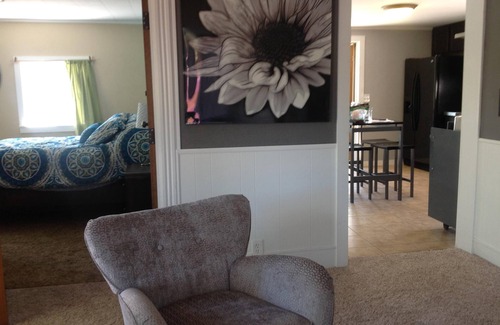 Salida House | We have A/C! Relax in the hot tub! modern design, family and pet friendly!
