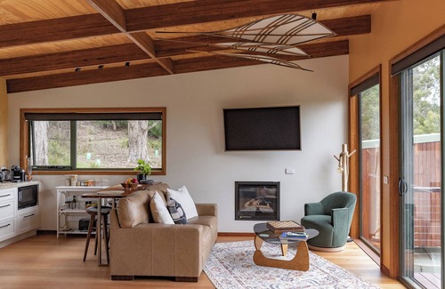 Kingborough Apartment | Wedge-tailed Eagle Studio