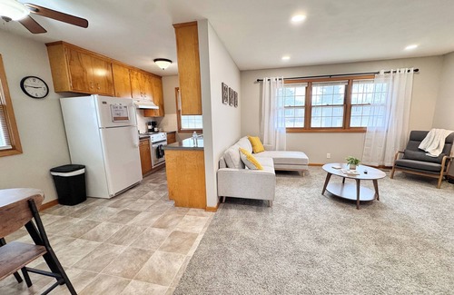 Lincoln Apartment | Wedgewood Wonder - Charming 2 bed 1 bath