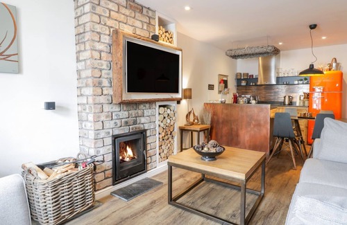 Moffat Cottage | WEE COTTAGE, pet friendly, character holiday cottage in Moffat